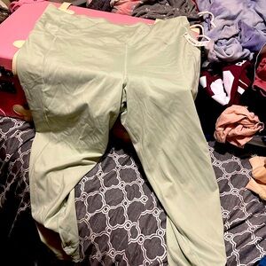Victoria’s Secret short leggings mint green nwt